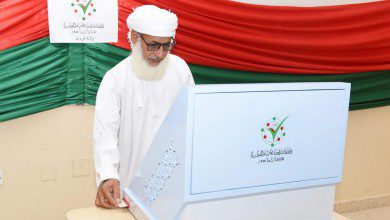 الناخبون العمانيون يدلون بأصواتهم لانتخاب أعضاء مجلس الشورى