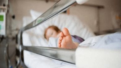 وفاة طفلة ماليزية بعد نسيانها من قبل والدها داخل السيارة
