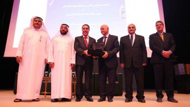 بالصور .. جامعة الشارقة تكرم فتحي عفانة بمنتدى الشارقة للإبتكار
