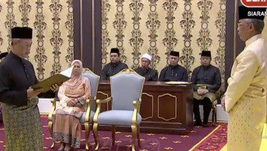 محيي الدين ياسين يؤدي اليمين الدستورية أمام الملك كرئيس وزراء ثامن لماليزيا
