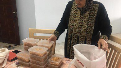 لاجئون يقدمون الطعام دعماً للأطباء في مستشفى أمبانغ