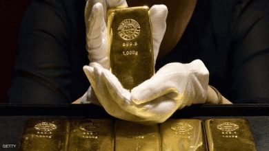 الذهب يستفيد من كورونا ويواصل التحليق