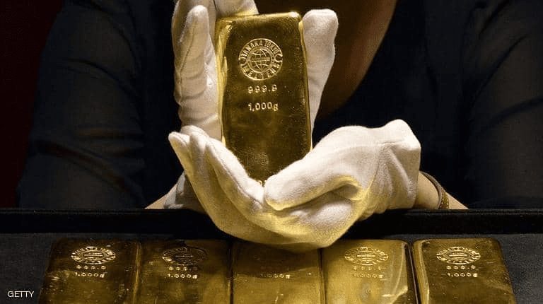 الذهب يستفيد من كورونا ويواصل التحليق