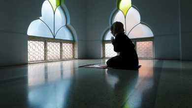 الشرطة الماليزية تعتقل شاب وفتاة لنشرهما فيديو يسخر من صلاة المسلمين