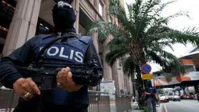 الشرطة الماليزية تعتقل شاب وفتاة لنشرهما فيديو يسخر من صلاة المسلمين