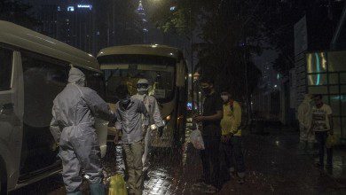 الشرطة الماليزية تعتقل 11 فارّاً من مراكز الحجر الصحي وتلاحق البقية