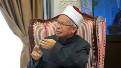 بعد سيل من الانتقادات.. وزير الشؤون الدينية يعتذر للماليزيين