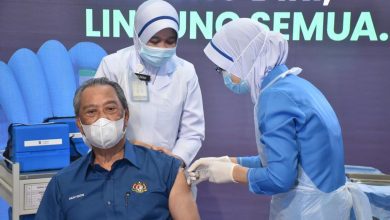 رئيس الوزراء محيي الدين ياسين يتلقى أول جرعة من لقاح كوفيد-19 في ماليزيا