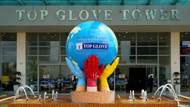 محاكمة شركة القفازات "Top Glove" بتهمة عدم توفير سكن لائق لعمالها الأجانب