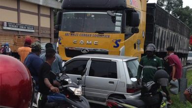 دفعتهم 15 متراً.. نجاة سائق وراكبين من موت محقق بعد اصطدامهم بشاحنة ضخمة
