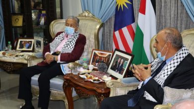 معرباً عن تضامنه.. تون مهاتير محمد يلتقي سفير فلسطين في ماليزيا