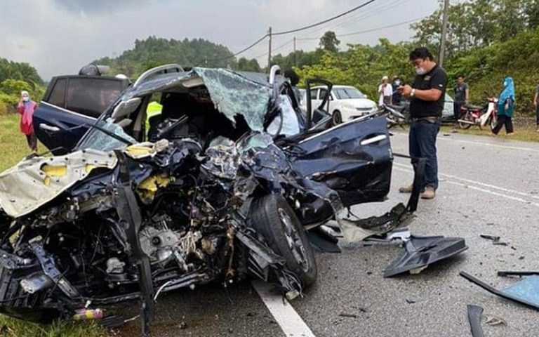 مقتل مدير مدرسة وعائلته في حادث اصطدام مروع مع حافلة نقل