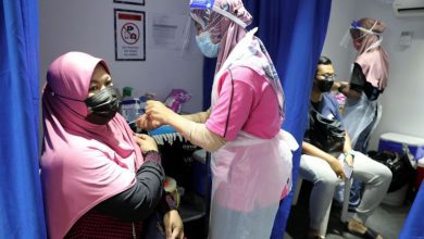 تتوعد بعقوبات.. الحكومة الماليزية تمهل موظفيها حتى الأول من نوفمبر لإكمال التطعيم