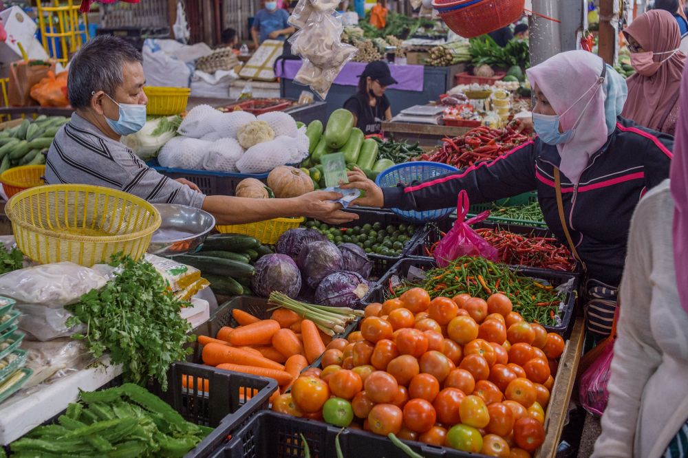 عاصفة قوية تدمر عشرات المنازل والأشجار في بيراك