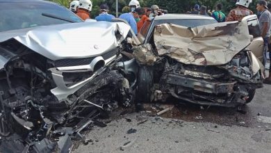 مقتل شقيقتين وإصابة السائق في حادث سير مروع بين سيارتين