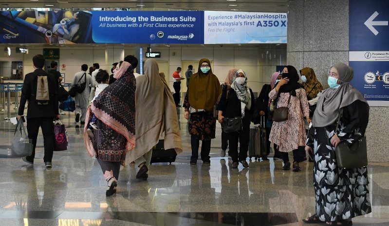 الشرطة الماليزية تعتقل زوجين وزعا 244 قطعة حشيش في كوالالمبور