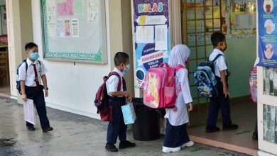 مقترح لاستبدال الحقيبة "الثقيلة" لطلاب المدارس الماليزية بكتب إلكترونية