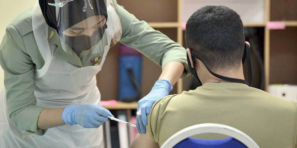 الصحة الماليزية تتيح الاختيار بين أنواع اللقاحات لمتلقي الجرعة الثالثة