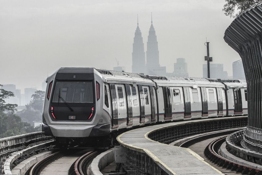 رشاوى بقيمة 27 مليون رينجيت.. شبهات فساد تطال شركة قطارات MRT الماليزية