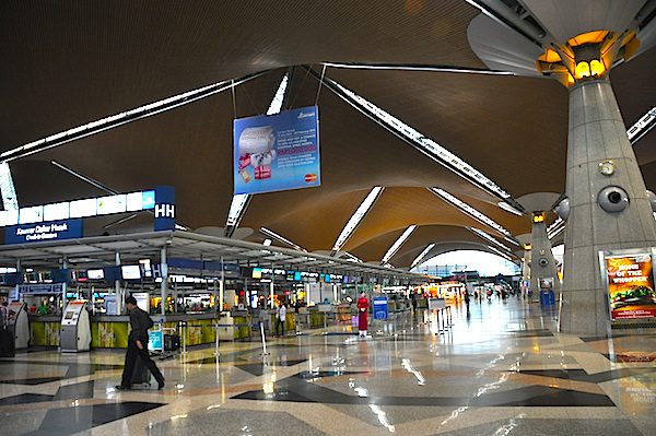 تزامناً مع فتح الحدود.. ماليزيا تقرر رفع حظر السفر من وإلى الدول "عالية الخطورة"