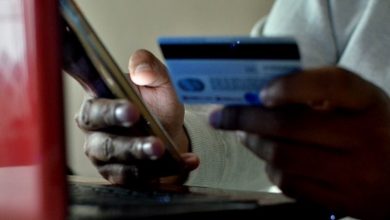 اختلست 245 ألف رينجيت.. إلقاء القبض على عصابة تبيع بطاقات صراف آلي مسروقة