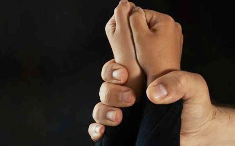 مقتل طفلة ماليزية بعد ضربها والشرطة تعتقل الأم وزوجها