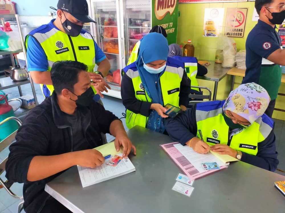 اعتقلت 5 مدراء.. مكافحة الفساد تكشف عن اختلاس من مشروع حكومي بقيمة 2.3 مليار رينجيت 