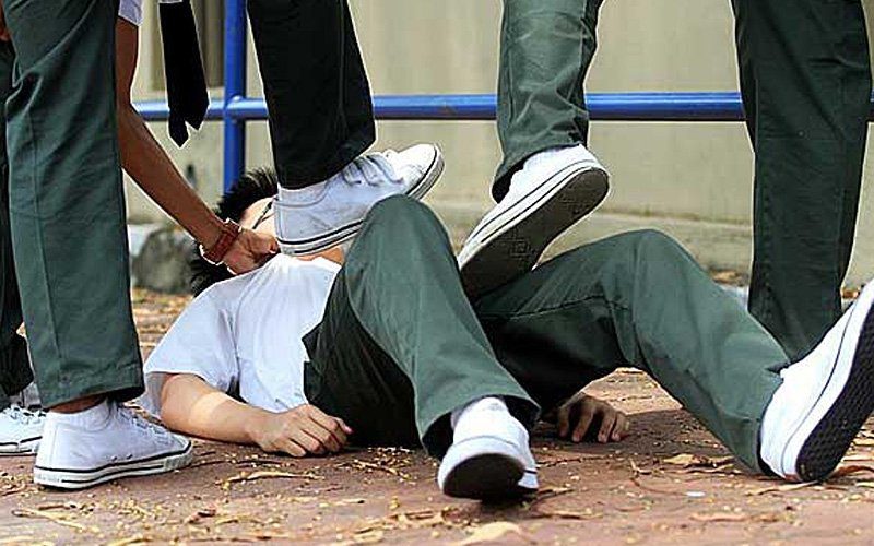 حبس 11 طالباً ماليزياً لضربهم الجماعي لأحد زملائهم في المدرسة