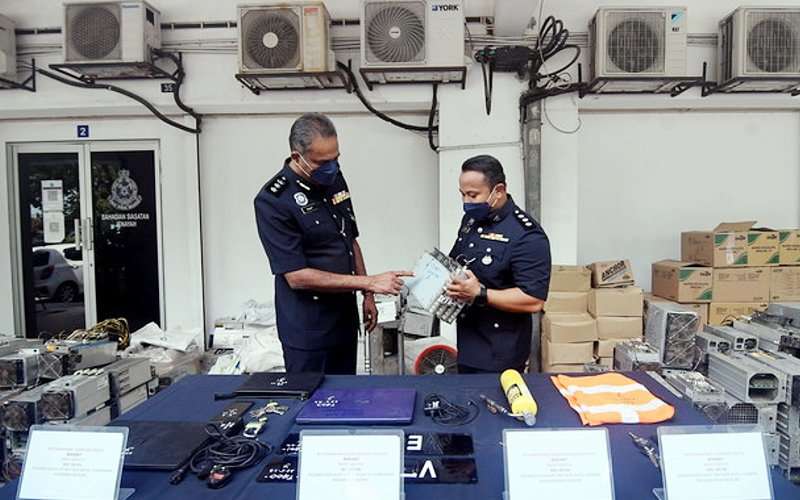 خسائر بمئات الآلاف.. اعتقال 12 فرداً من عصابة سرقت آلات تعدين "بتكوين"