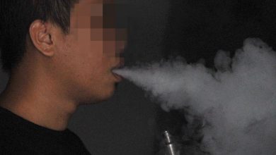 الشرطة الماليزية تطلق حملة لمنع السجائر الإلكترونية بين طلاب المدارس
