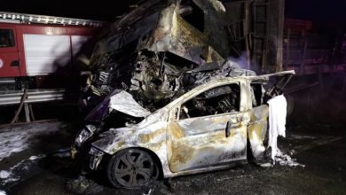 التعرف على هوية 3 قتلى بعد حريق سيارتهم في حادث سير