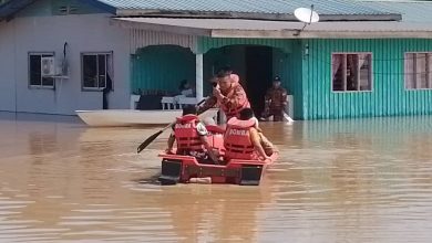غمرت 17 منطقة.. جهود لإنقاذ ضحايا الفيضانات شرقي ماليزيا