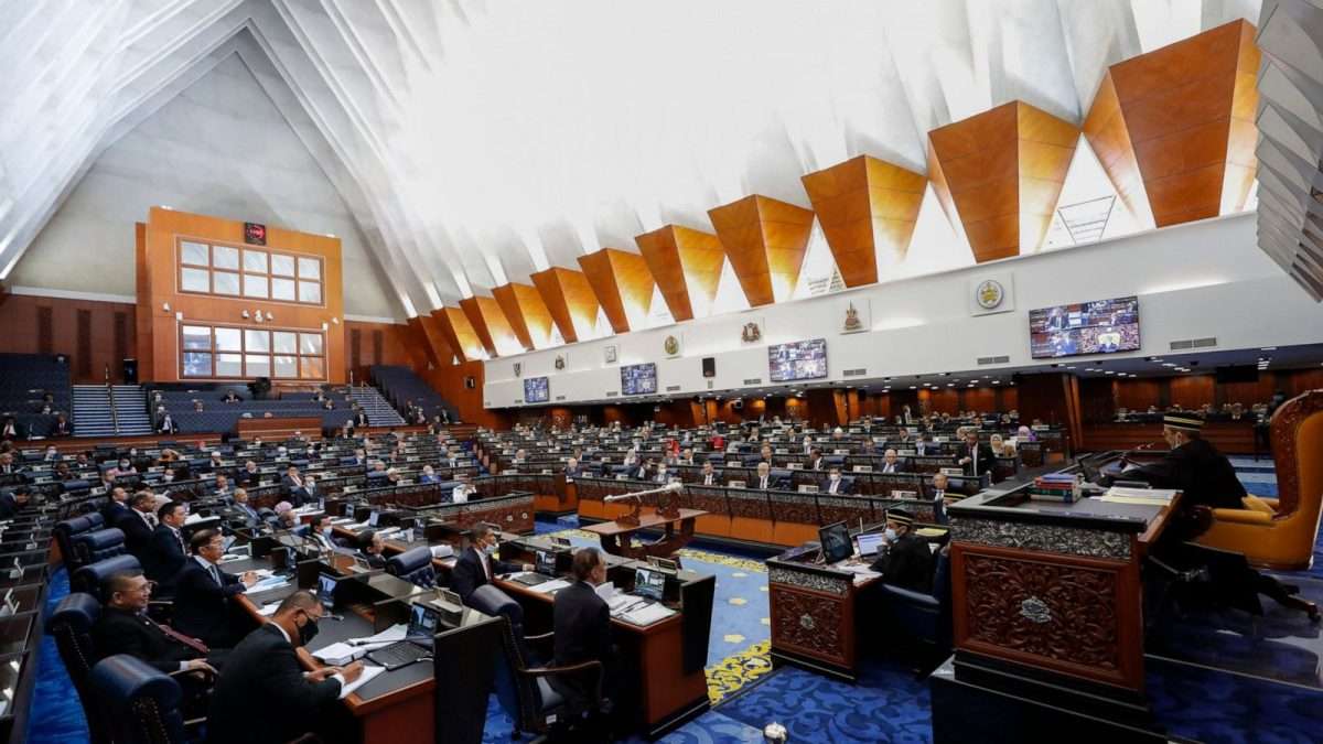 مع اقتراب إقراره رسمياً... تعرفوا على قانون منع التنقل بين الأحزاب في ماليزيا