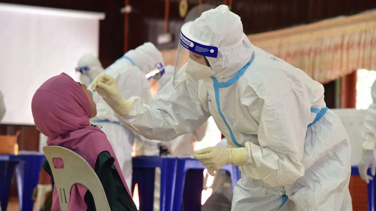 انخفاض إجمالي حالات كوفيد-19 في ماليزيا بنسبة 33.7%