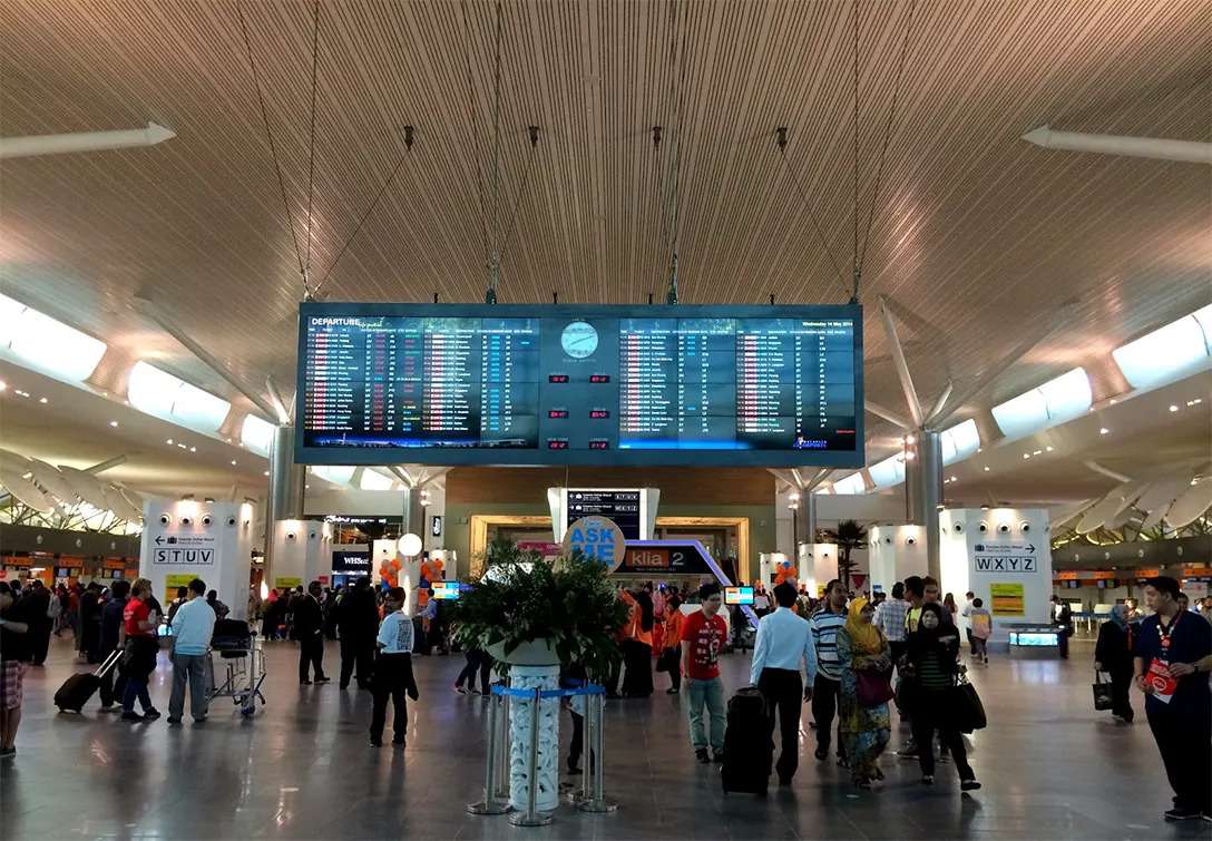 اعتقال ضابطين في الهجرة بسبب تسهيل دخول مهاجرين محظورين من دخول ماليزيا