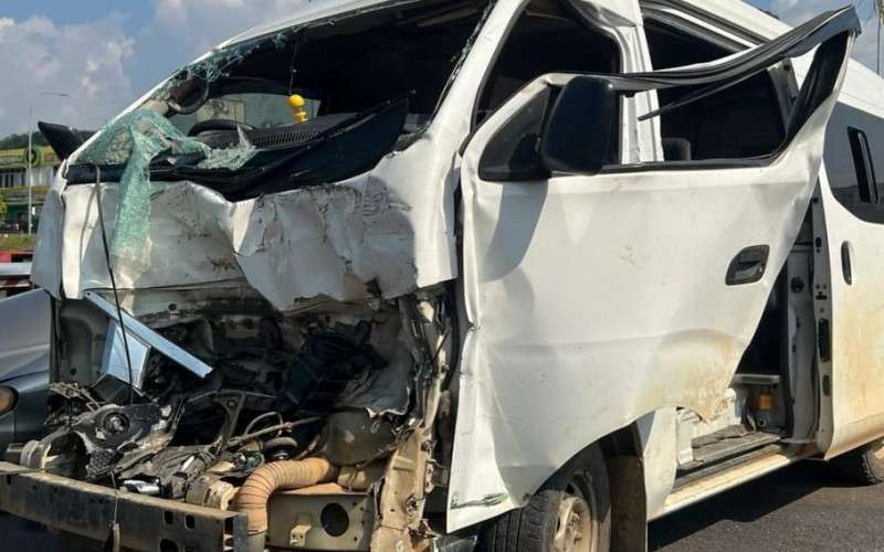 جرح 15 طالباً في كلانتان بعد اصطدام حافلة المدرسة بقاطرة