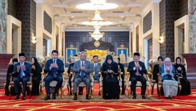 رئيس الوزراء يودع الملك والملكة في طريقهما لأداء الحج