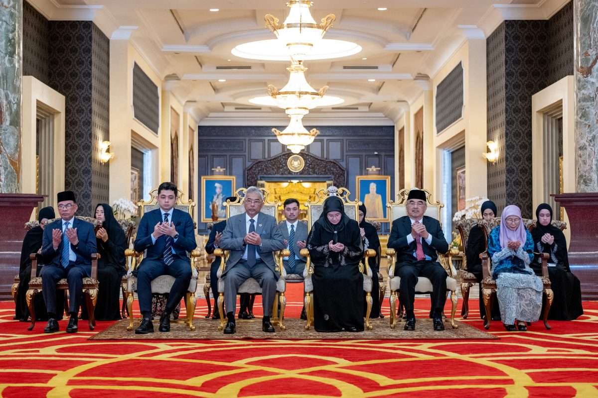 رئيس الوزراء يودع الملك والملكة في طريقهما لأداء الحج