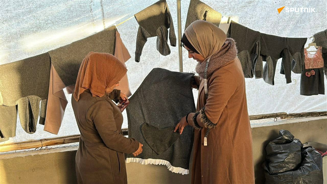 "إبرة وخيط".. نازحون في قطاع غزة يصنعون ملابس الشتاء من البطانيات